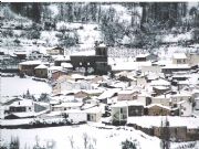 Vista nevada de Villafranca de la Sierra. vila